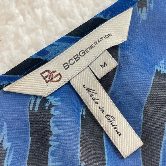 BCBGENERATION • Blue/Black Abstract Print Ruffle Trim V-Neck Tank Top - Picture 14 of 16